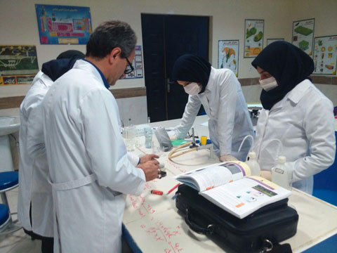 برگزاری جلسه آموزشی آمادگی برای مسابقات آزمایشگاهی شهید احمدی روشن