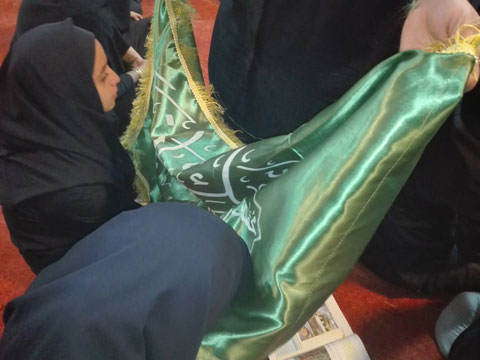 زیارت پرچم حضرت زینب (س) و حضرت رقیه (س) در مراسم عزاداری ایام سوگواری ماه صفر