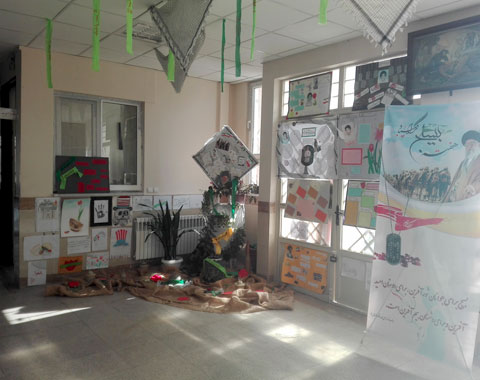 برپایی نمایشگاه روزنامه دیواری، طراحی و نقاشی از آثار دانش آموزان به مناسبت هفته بسیج